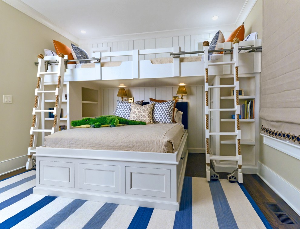 Idéer för ett stort maritimt pojkrum kombinerat med sovrum och för 4-10-åringar, med beige väggar, mörkt trägolv och brunt golv