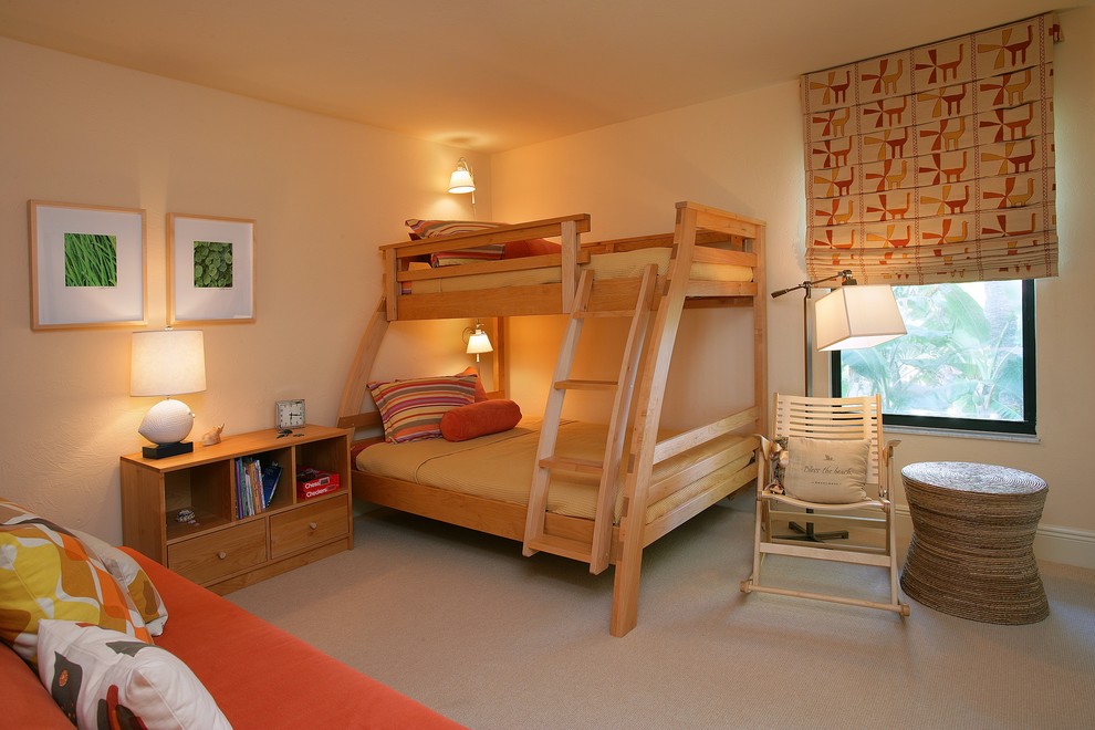 Idées déco pour une chambre d'enfant contemporaine avec un mur beige et un lit superposé.
