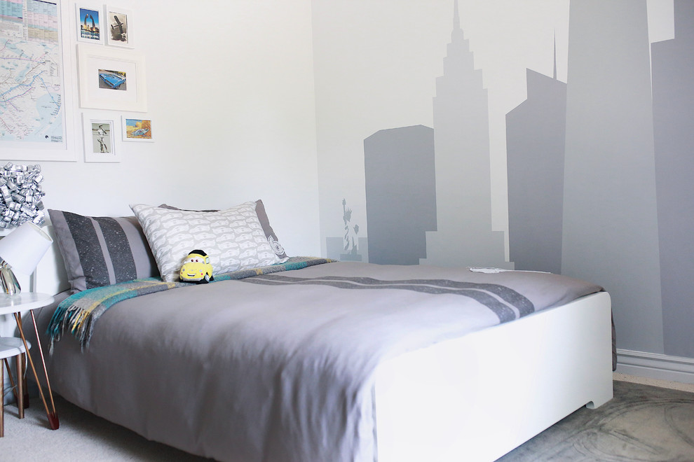 Exemple d'une chambre d'enfant de 4 à 10 ans tendance de taille moyenne avec un mur gris, moquette et un sol beige.