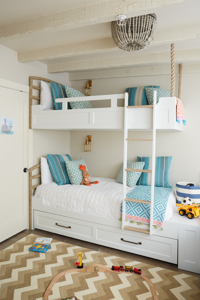 Aménagement d'une chambre d'enfant de 4 à 10 ans bord de mer avec un mur beige, un sol marron et un lit superposé.