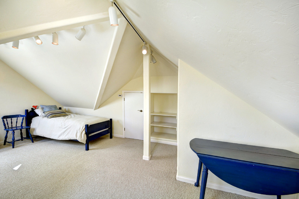 Modelo de dormitorio infantil rural pequeño con paredes blancas, moqueta y suelo beige