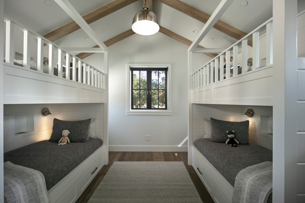 Foto på ett lantligt könsneutralt barnrum kombinerat med sovrum och för 4-10-åringar, med vita väggar och mörkt trägolv