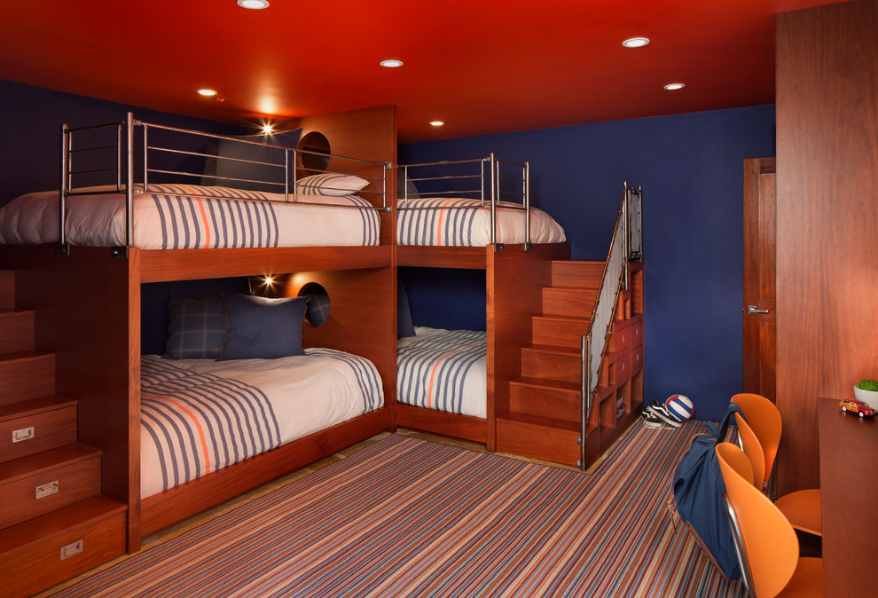 Foto på ett mellanstort funkis pojkrum kombinerat med sovrum och för 4-10-åringar, med blå väggar och heltäckningsmatta