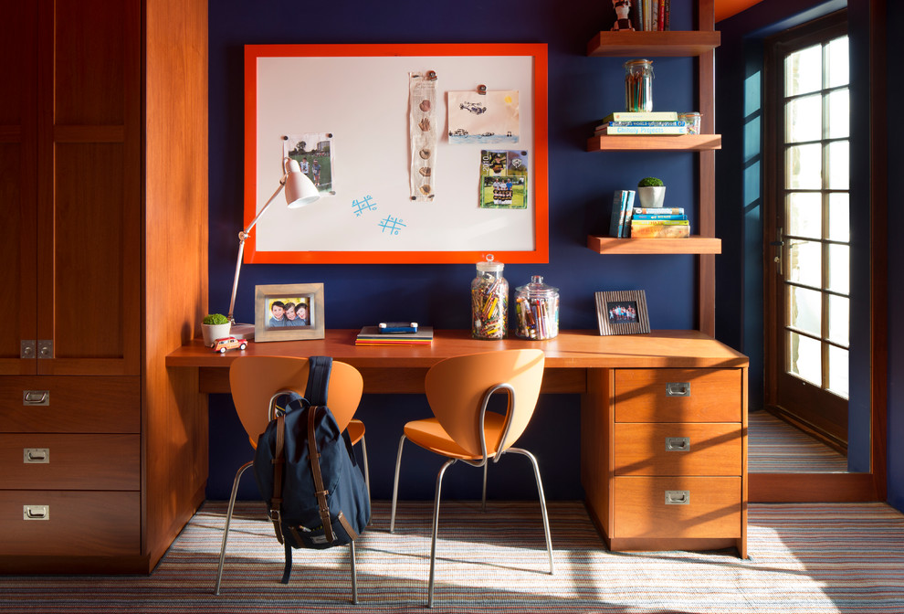 Idées déco pour une chambre de garçon de 4 à 10 ans classique de taille moyenne avec un bureau, un mur bleu et moquette.