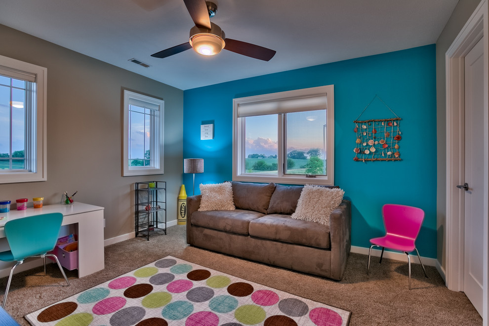 Kleines Eklektisches Mädchenzimmer mit Spielecke, blauer Wandfarbe und Teppichboden in Omaha