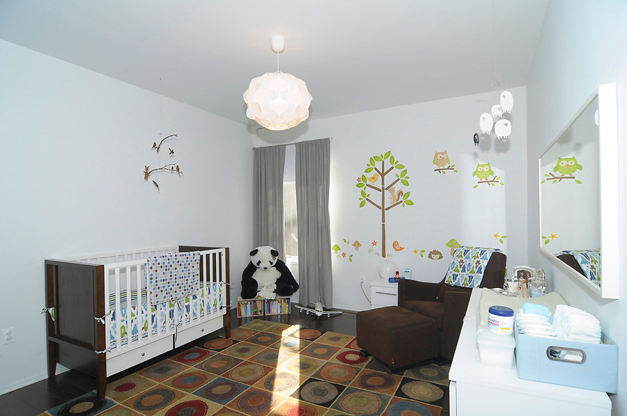 Idées déco pour une chambre de bébé garçon classique de taille moyenne avec un mur blanc et parquet foncé.
