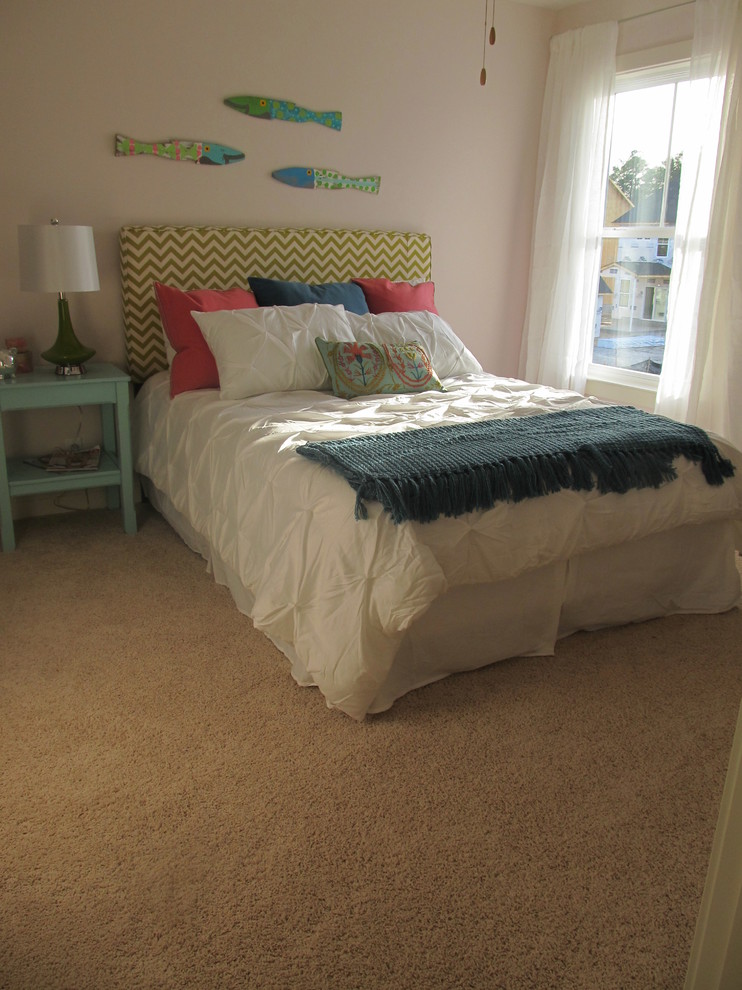 Design ideas for a traditional kids' bedroom in Charleston.