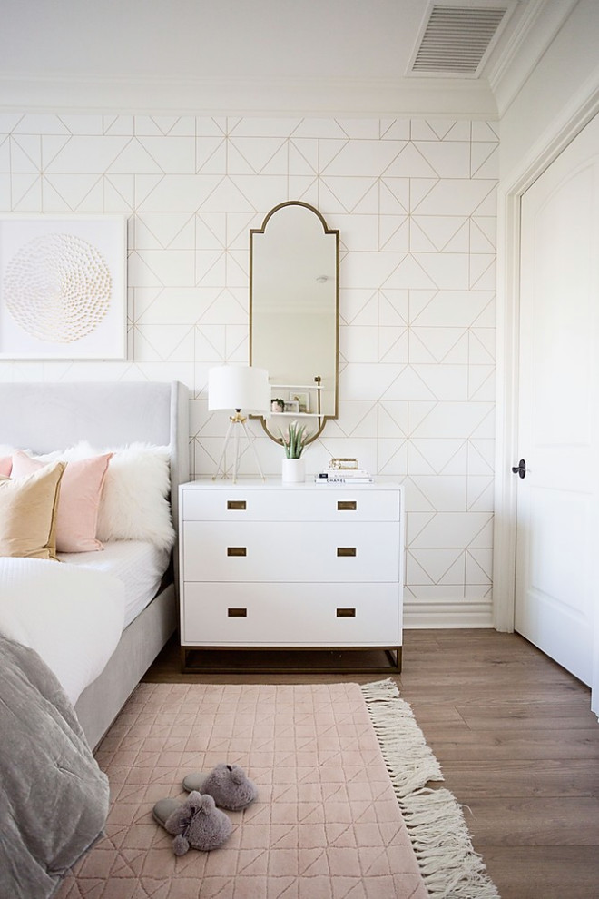 Diseño de dormitorio infantil clásico renovado de tamaño medio con paredes blancas y suelo marrón
