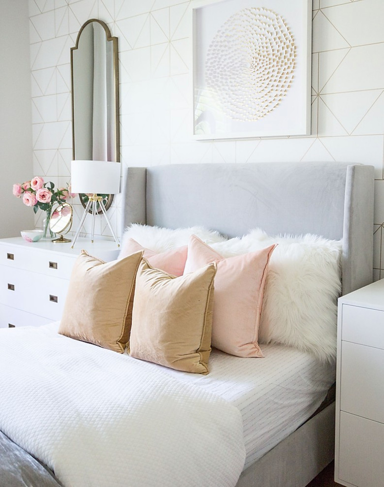 Idéer för mellanstora vintage sovrum, med vita väggar och brunt golv
