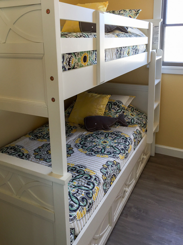 Стильный дизайн: нейтральная детская среднего размера в морском стиле с спальным местом, желтыми стенами и полом из винила - последний тренд