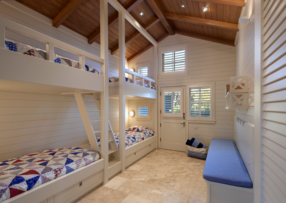 Ispirazione per una grande cameretta per bambini da 4 a 10 anni stile marinaro con pareti bianche e pavimento con piastrelle in ceramica