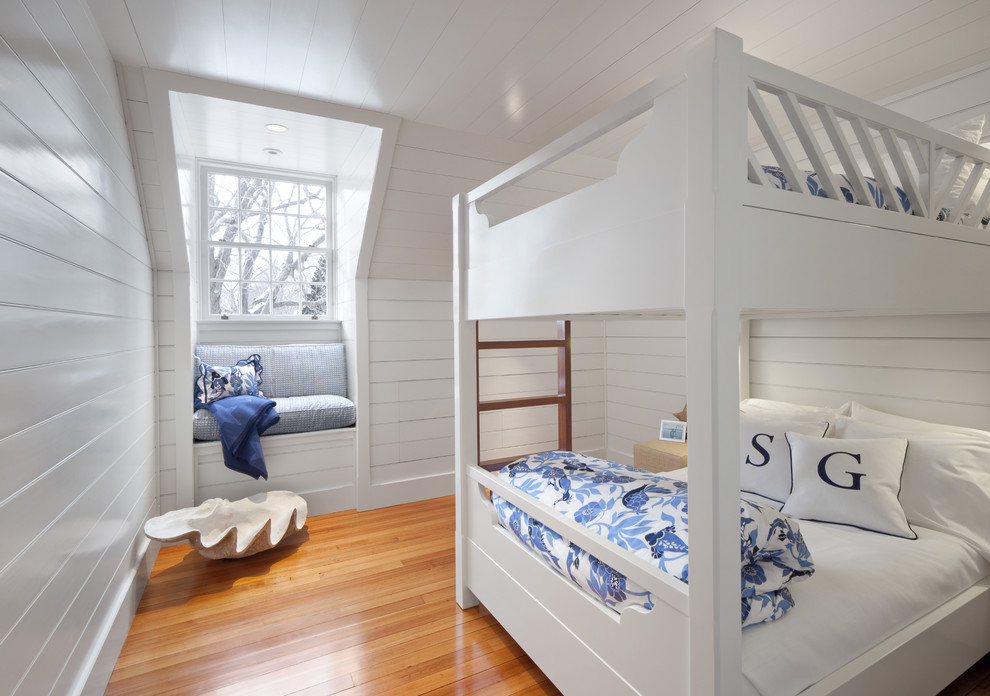 Cette photo montre une chambre d'enfant bord de mer de taille moyenne avec un mur blanc et un sol en bois brun.
