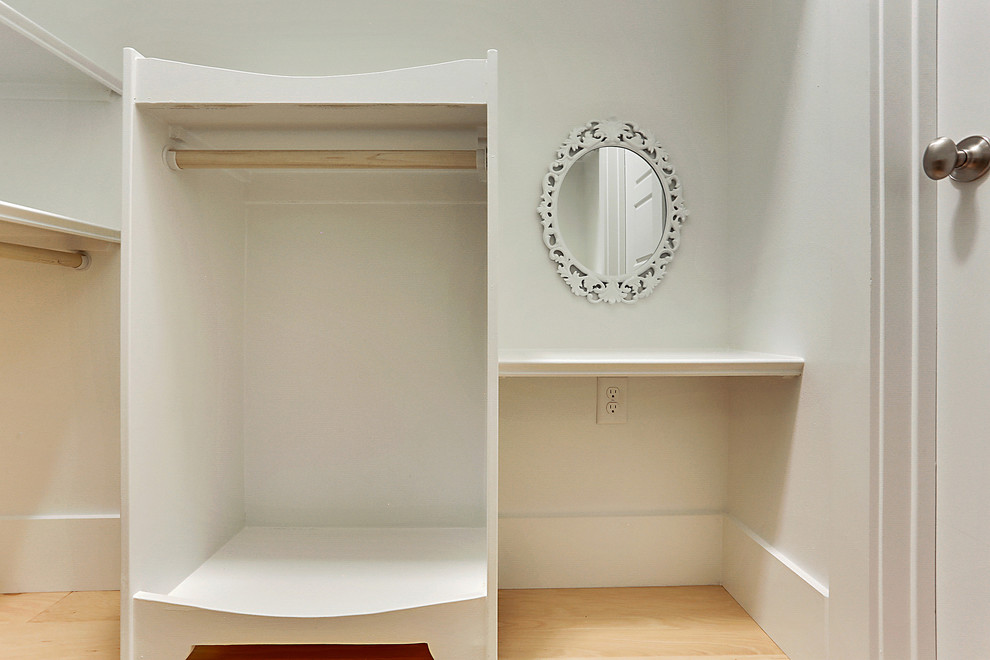 Ejemplo de dormitorio infantil de 4 a 10 años costero de tamaño medio con paredes blancas y suelo de madera clara