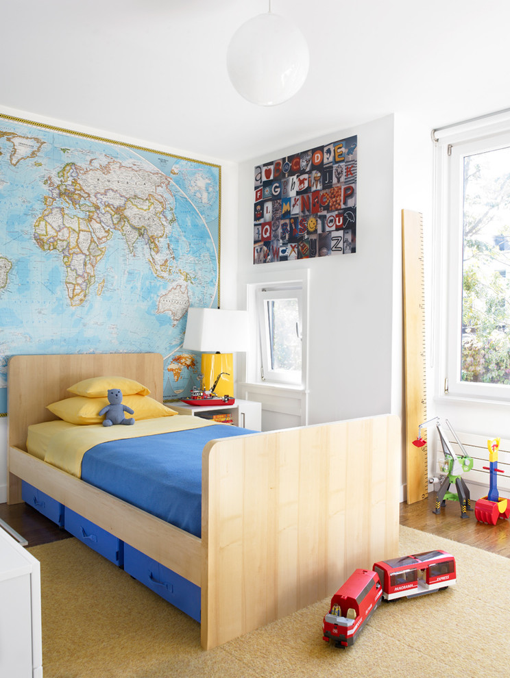 Mittelgroßes Modernes Jungszimmer mit Schlafplatz, weißer Wandfarbe, braunem Holzboden und braunem Boden in New York