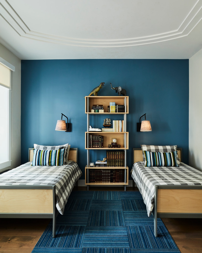 Immagine di una cameretta per bambini da 4 a 10 anni design con pareti blu e pavimento in legno massello medio