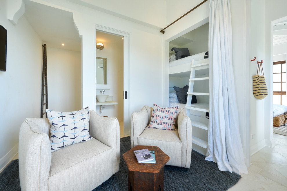 Imagen de dormitorio infantil marinero de tamaño medio con paredes blancas, suelo de cemento y suelo beige