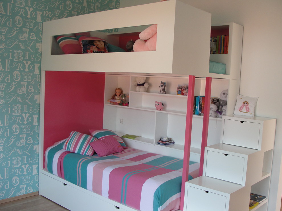 Источник вдохновения для домашнего уюта: детская среднего размера в стиле модернизм с спальным местом, разноцветными стенами и светлым паркетным полом для подростка, девочки