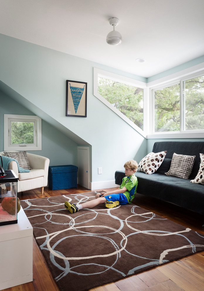 Foto på ett mellanstort funkis barnrum kombinerat med lekrum, med blå väggar och mellanmörkt trägolv