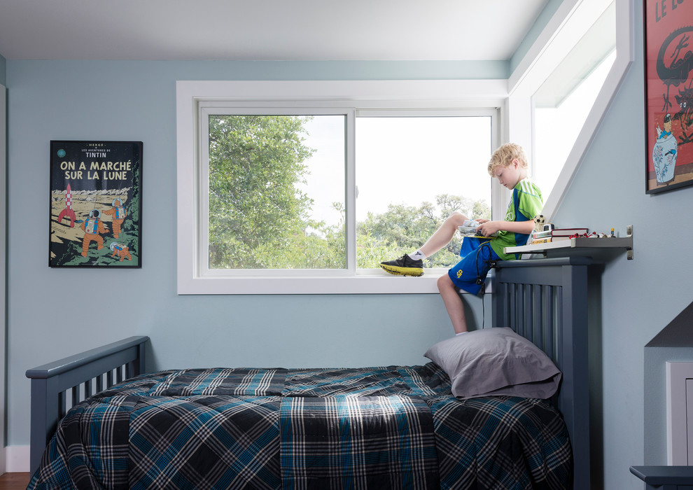 На фото: детская среднего размера в современном стиле с синими стенами и спальным местом для мальчика, подростка