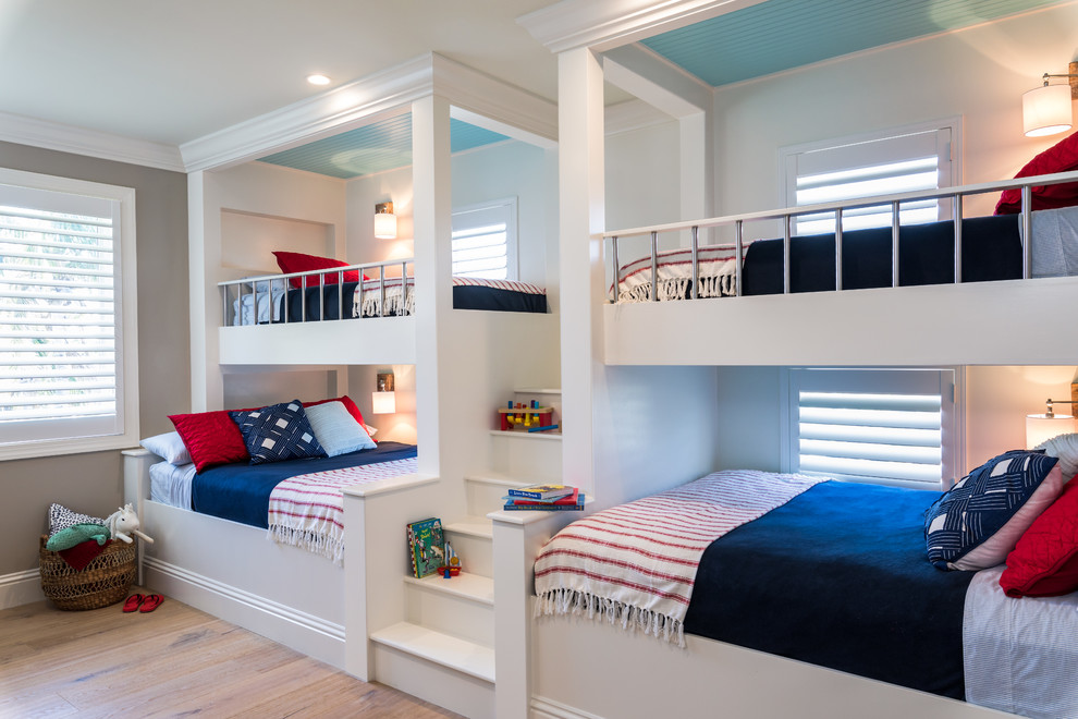 Modelo de dormitorio infantil de 4 a 10 años costero con paredes grises y suelo de madera clara