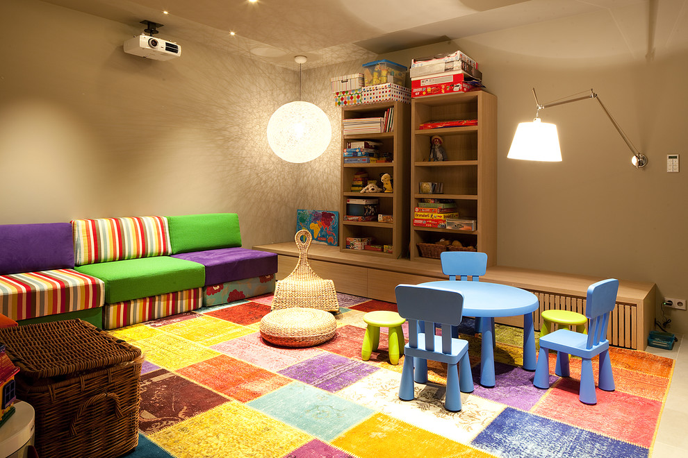 Modelo de dormitorio infantil de 1 a 3 años actual de tamaño medio con paredes beige y moqueta