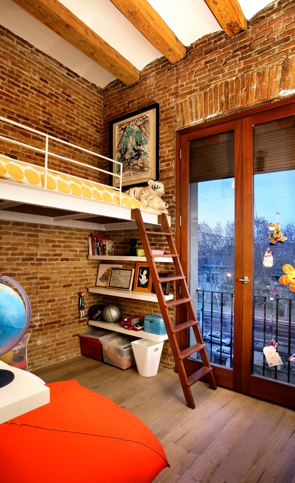 Modelo de dormitorio infantil de 4 a 10 años actual de tamaño medio con suelo de madera en tonos medios y paredes multicolor
