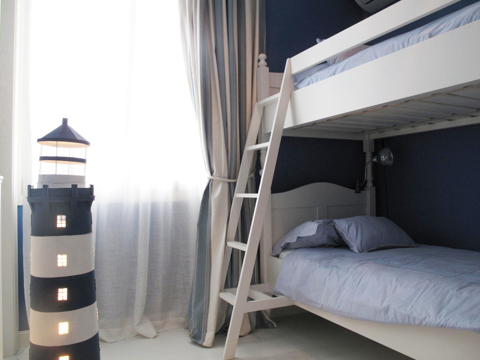 Cette image montre une petite chambre d'enfant minimaliste avec un mur bleu et parquet clair.