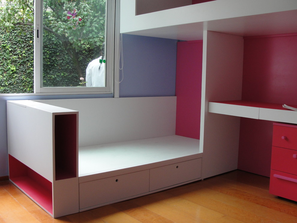 Inredning av ett modernt mellanstort barnrum kombinerat med sovrum, med flerfärgade väggar och mellanmörkt trägolv