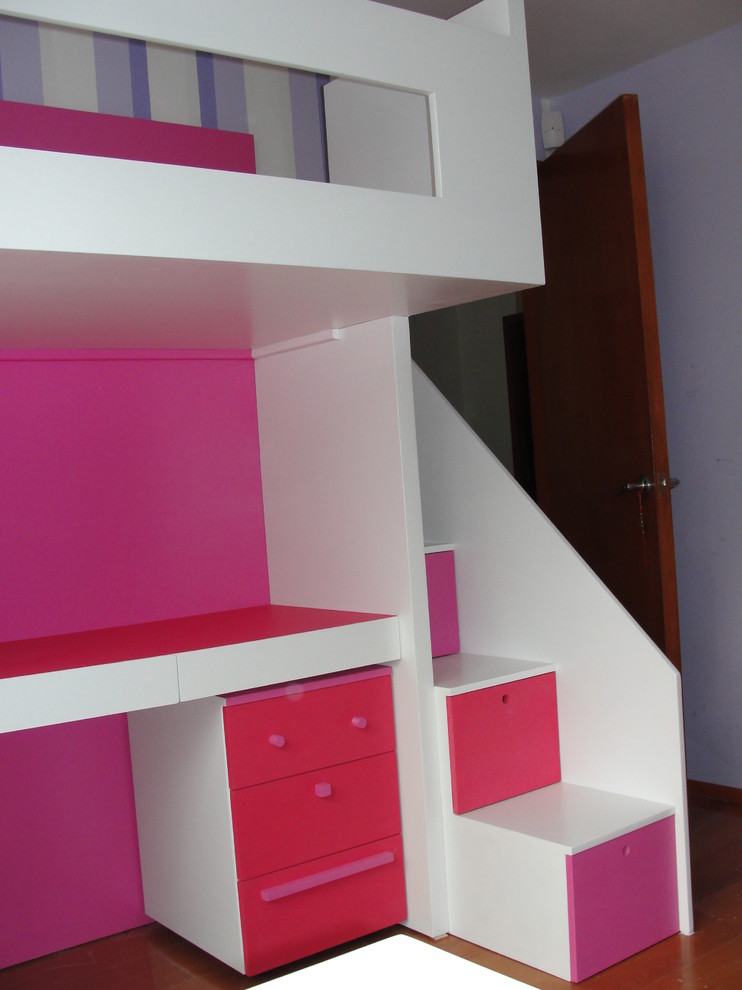 Idee per una cameretta per bambini moderna di medie dimensioni con pareti multicolore e pavimento in legno massello medio