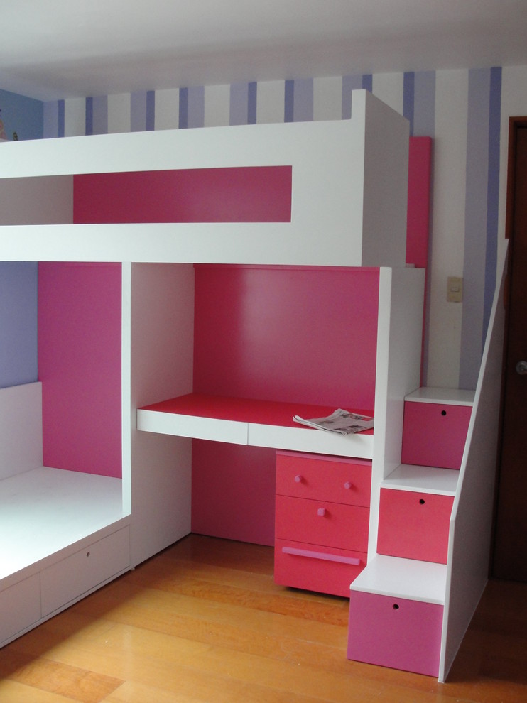 Esempio di una cameretta per bambini minimalista di medie dimensioni con pareti multicolore e pavimento in legno massello medio