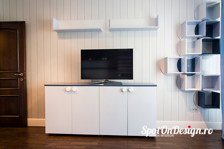 Idée de décoration pour une chambre d'enfant minimaliste de taille moyenne avec un mur multicolore et un sol en bois brun.