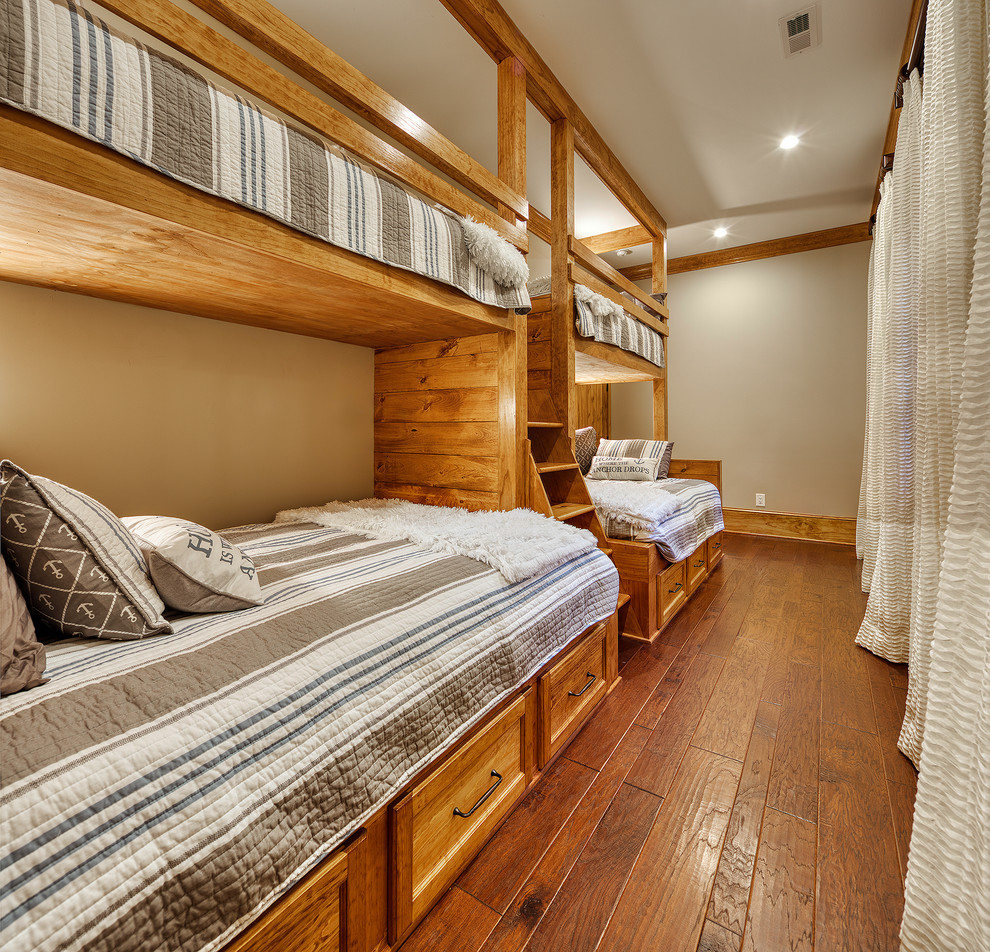 Rustik inredning av ett mellanstort könsneutralt barnrum kombinerat med sovrum, med beige väggar, mellanmörkt trägolv och brunt golv