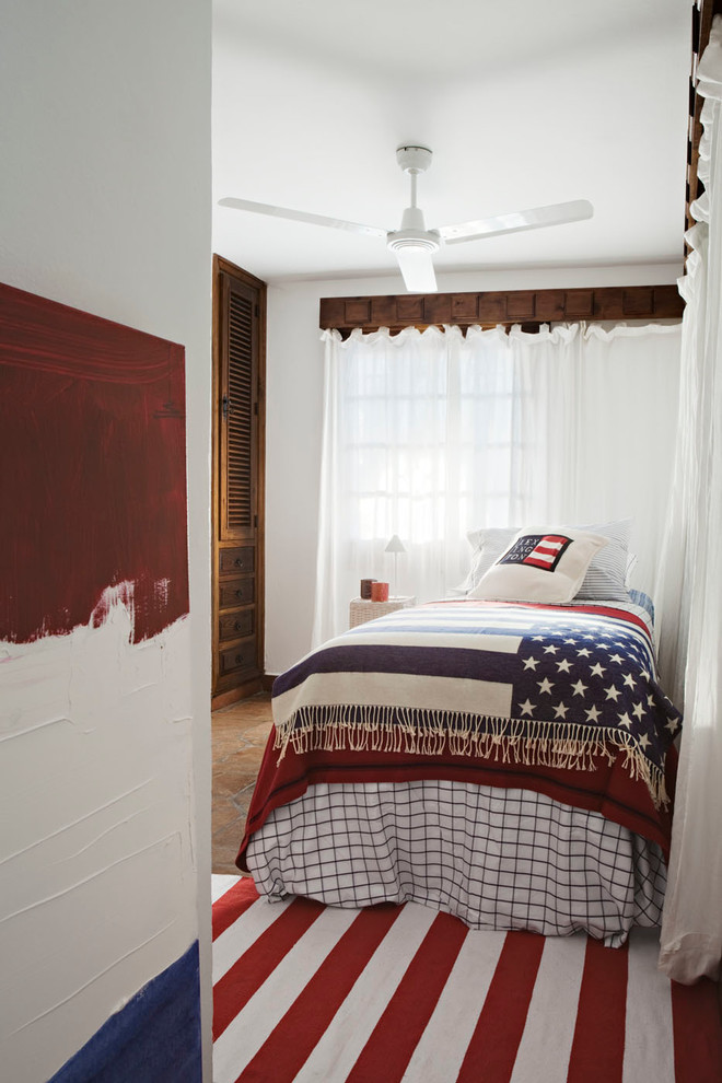 На фото: нейтральная детская среднего размера в современном стиле с спальным местом и белыми стенами для подростка с