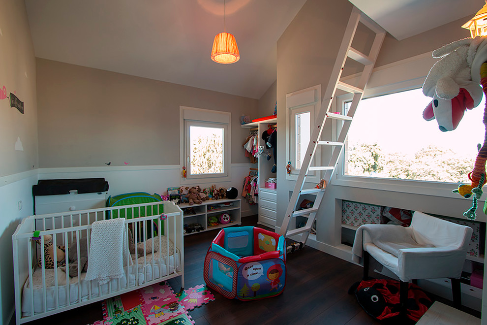 Ejemplo de dormitorio infantil de 4 a 10 años minimalista de tamaño medio con paredes grises y suelo de madera oscura
