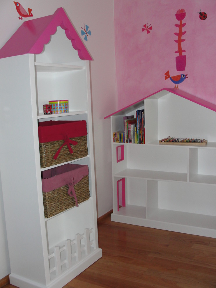 Idee per una piccola cameretta per bambini da 4 a 10 anni minimalista con pareti rosa e parquet chiaro
