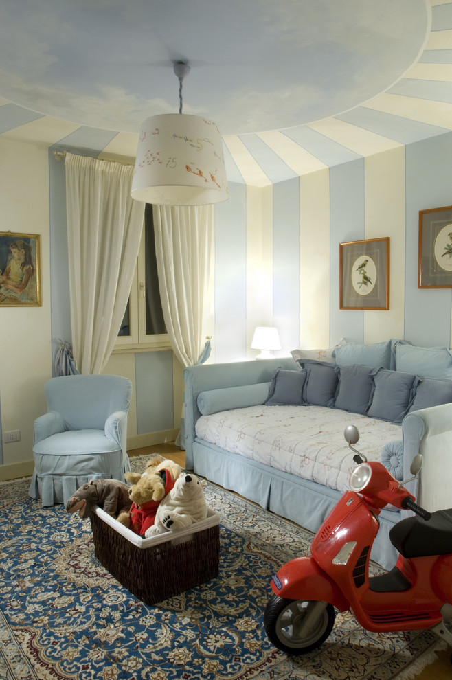 Modelo de dormitorio infantil de 1 a 3 años tradicional de tamaño medio con paredes azules