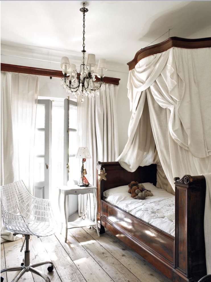 Imagen de dormitorio infantil de 4 a 10 años romántico de tamaño medio con paredes blancas y suelo de madera clara