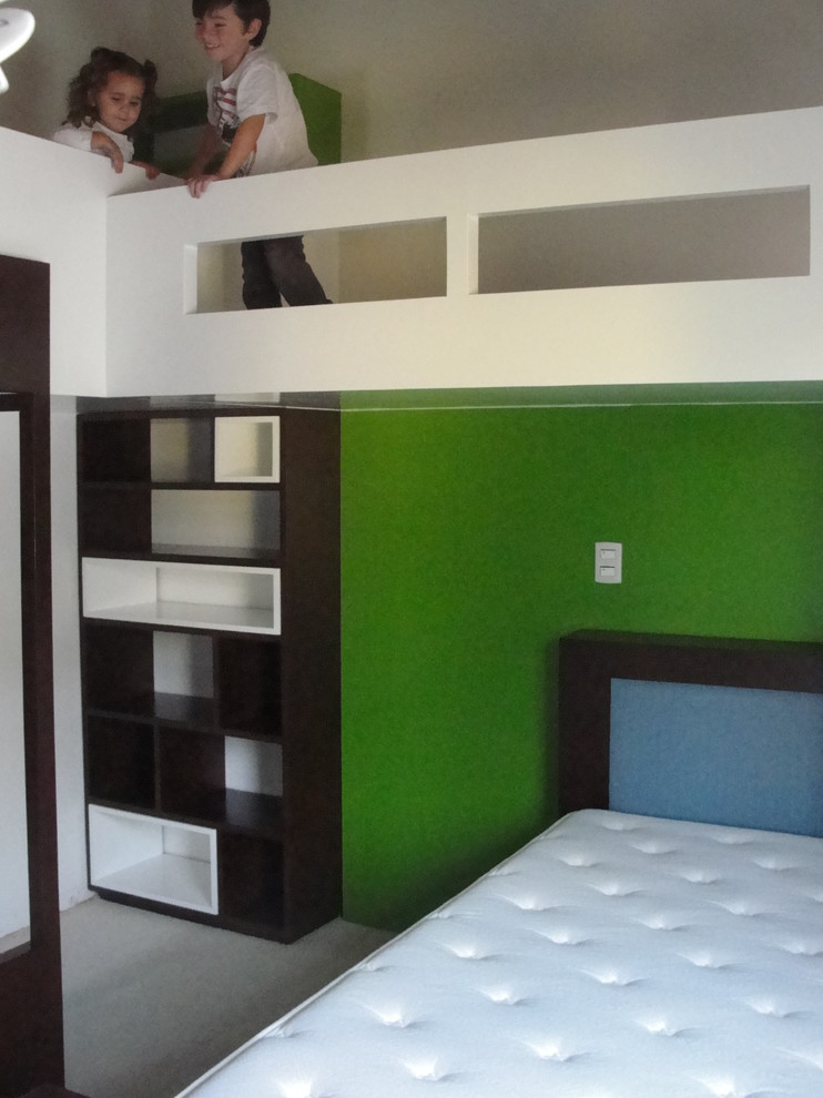 Kleines Modernes Jungszimmer mit Schlafplatz, weißer Wandfarbe und Teppichboden in Mexiko Stadt