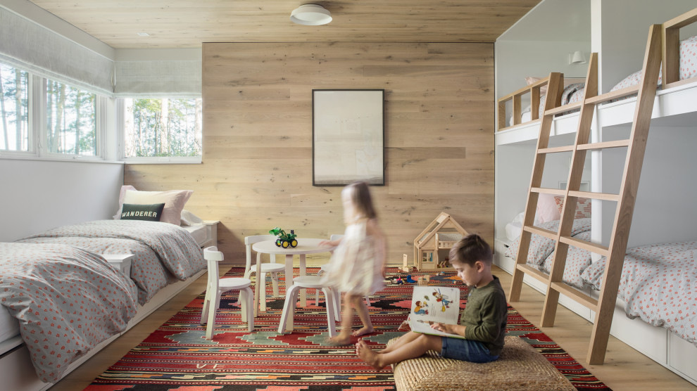 Neutrales Maritimes Kinderzimmer mit Schlafplatz, beiger Wandfarbe, hellem Holzboden, beigem Boden, Holzwänden und Holzdecke in Portland Maine