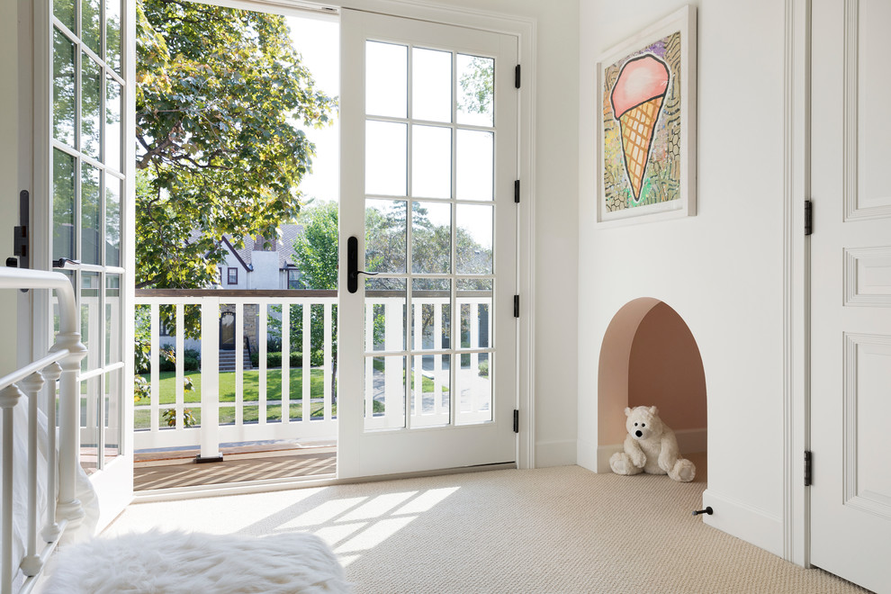 Foto de dormitorio infantil de 4 a 10 años tradicional de tamaño medio con paredes blancas, moqueta y suelo beige