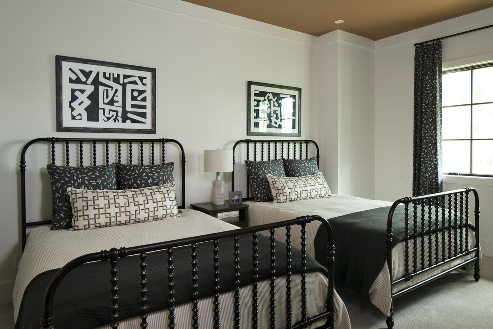 Inspiration för klassiska könsneutrala barnrum kombinerat med sovrum, med vita väggar, heltäckningsmatta och grått golv