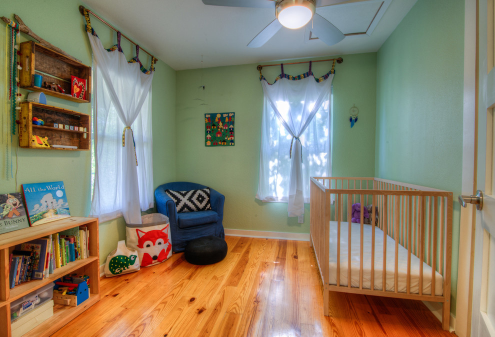 На фото: маленькая нейтральная детская в современном стиле с спальным местом, зелеными стенами, паркетным полом среднего тона и желтым полом для на участке и в саду, ребенка от 1 до 3 лет с