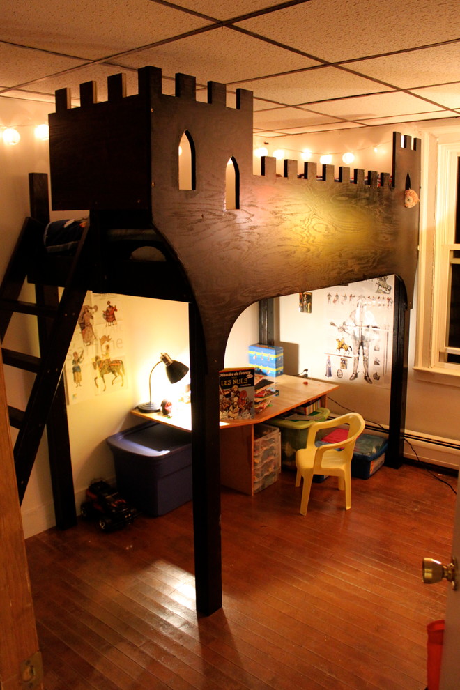 Idéer för att renovera ett mellanstort vintage könsneutralt småbarnsrum kombinerat med lekrum, med vita väggar, mörkt trägolv och brunt golv