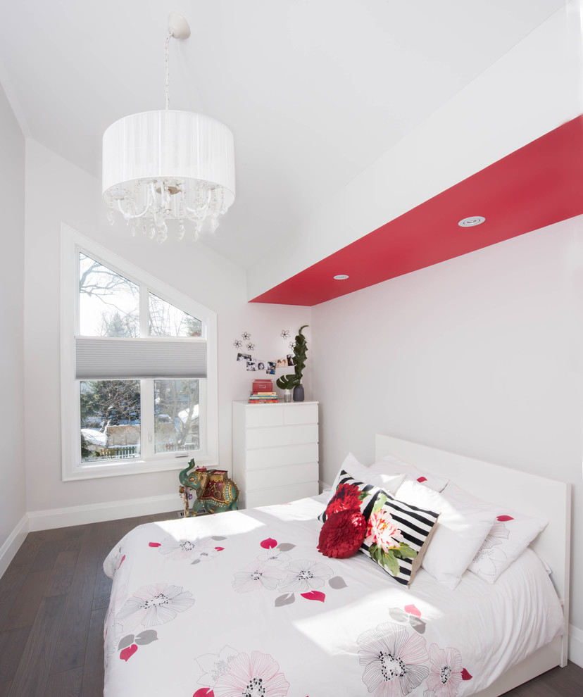 Exempel på ett mellanstort klassiskt barnrum kombinerat med sovrum, med vita väggar, mörkt trägolv och brunt golv