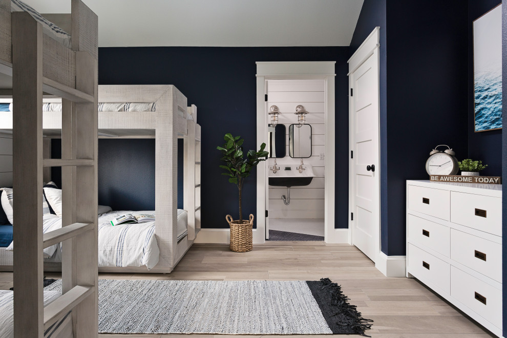 Idéer för att renovera ett stort maritimt könsneutralt tonårsrum kombinerat med sovrum, med blå väggar och beiget golv