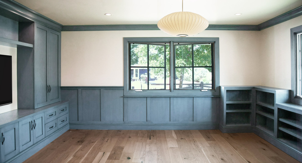 Idées déco pour une chambre d'enfant classique en bois de taille moyenne avec un mur bleu, un sol en bois brun et un sol marron.