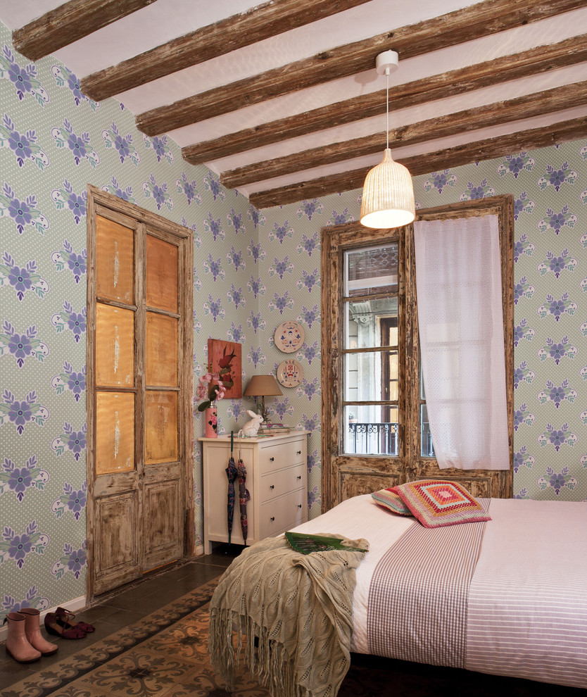 Mittelgroßes Shabby-Style Kinderzimmer mit bunten Wänden und Keramikboden in Barcelona