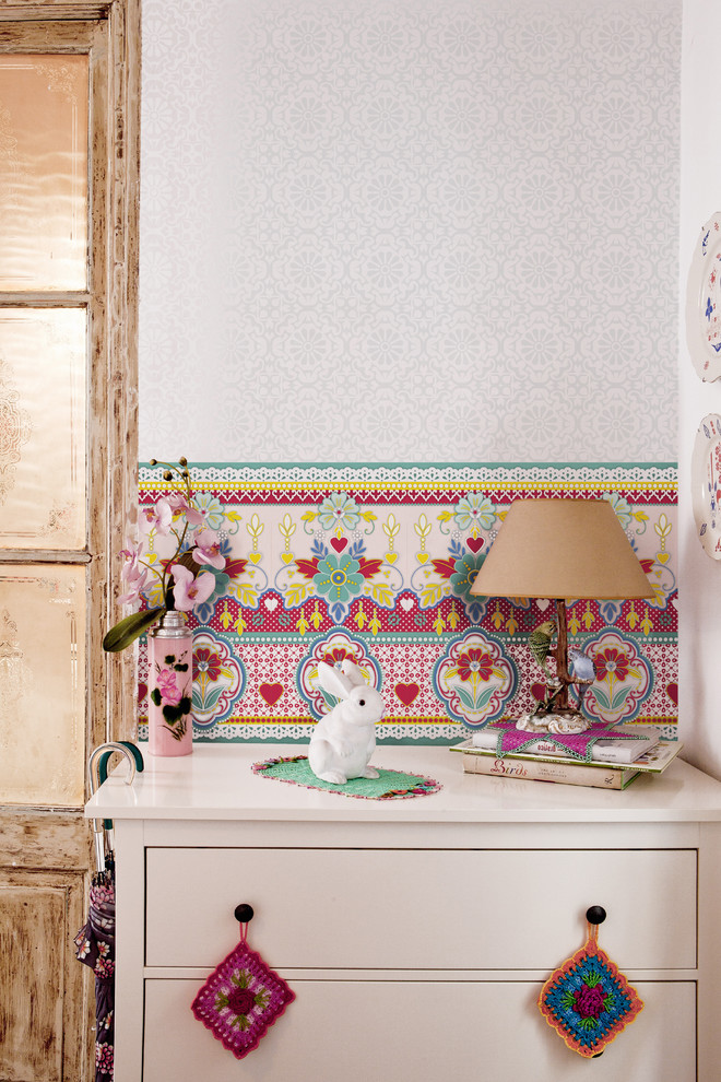 Ejemplo de dormitorio infantil de 4 a 10 años ecléctico pequeño con paredes multicolor