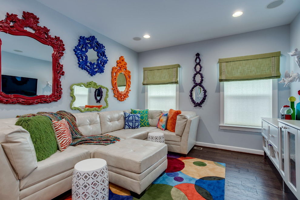 Cette image montre une grande chambre d'enfant de 4 à 10 ans design avec un mur bleu, parquet foncé et un sol marron.