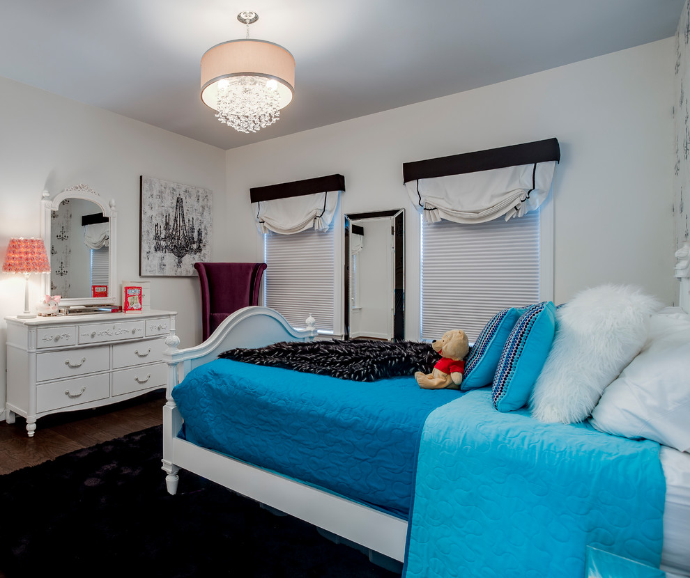 Modelo de dormitorio infantil clásico renovado de tamaño medio con paredes blancas, suelo de madera oscura y suelo marrón